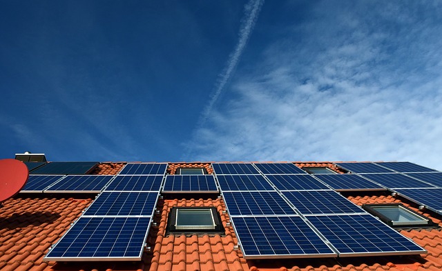 האם משתלם לבעלי עסקים להתקין לוחות סולאריים על גג העסק?